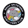Emaille speld met grijze onweerswolk en Daily Shitstorm Survivors Club tekst - Donkere Wolk Regenboog Stijl (QHXZ4498)