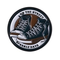 Spilla rotonda in smalto con sneakers in tela verde scuro e testo On The Street - Stile Sneaker Verde Scuro (QHXZ4514)