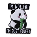 Emaille-Pin mit Cartoon-Panda und I'M NOT FAT, I'M JUST FLUFFY Zitat auf weißem Grund - Ich Bin Nicht Fett Panda Stil(QHXZ4533)