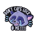 Badge en émail de raton laveur violet avec texte Don't Caps Lock @ Me émotionnel - Style de Raton Laveur Violet en Pleurs (QHXZ4510)