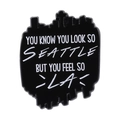Spilla in smalto Fall Out Boy con skyline di Seattle e citazione musicale LA - Stile Citazione Città di Seattle (QHXZ4502)