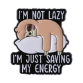 Lustige Faultier Emaille-Anstecknadel auf weißem Kissen mit I'm not lazy Spruch - Energie Sparen Faultier Stil(QHXZ4536)
