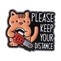 Spilla smaltata gatto arancione con motosega e scritta Please Keep Your Distance - Stile Gatto con Motosega (QHXZ4460)