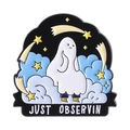 Spilla smaltata fantasma con scritta 'Just Observin' tra nuvole e stelle notturne - Just Observin Ghost Style(QHXZ4483)