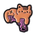 Spilla in smalto con un gatto arancione seduto sopra una pistola viola decorata - Stile Gatto con Pistola (QHXZ4462)
