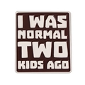 Braune Emaille-Anstecknadel mit lustigem I WAS NORMAL TWO KIDS AGO Spruch für Mütter - Lustiger Zitat-Stil (QHXZ4228)