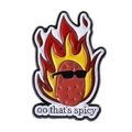 Spilla smaltata con patata piccante con occhiali da sole e fiamme su sfondo bianco - Patata di Fiamma (QHXZ4661)