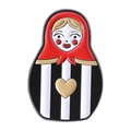 Spilla smaltata matrioska russa con sciarpa rossa e dettaglio cuore dorato - Stile Rigato Cuore (QHXZ4607)