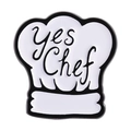 Μίνιμαλ καρφίτσα καπέλο σεφ 'yes Chef' από γυαλισμένο κράμα σε λευκό και μαύρο - Στυλ Καπέλο Σεφ Yes Chef (QHXZ4478)