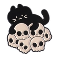 Schwarze Sensenmann-Katze Emaille-Pin mit fünf weißen Totenköpfen im Gothic-Stil - Katze Auf Totenköpfen Stil (QHXZ4553)