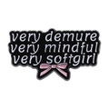 Emaille-Pin mit very demure very mindful Slogans und einer rosa Schleifendekoration - Demure Mindful Softgirl Stil (QHXZ4642)