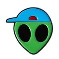 Épingle en émail alien vert avec casquette de baseball bleue et yeux ovales noirs - Style Extraterrestre de Dessin Animé (QHXZ4703)