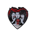 Pin de esmalte de corazón gótico con tres personas compartiendo bebida y alas de murciélago - Trío de Vampiros Góticos (QHXZ4690)