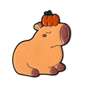 Pin de esmalte de carpincho lindo con una calabaza en la cabeza sobre fondo blanco - Estilo de Calabaza en la Cabeza (QHXZ4744)