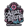 Minimalistische Aqua Tofana emaille speld met roze bloemen en blauwe bladeren op metaal - Aqua Tofana Bloemstijl (QHXZ4615)