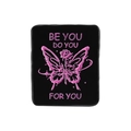 Spilla rettangolare in smalto nero con farfalla rosa e scritta Be You Do You - Stile Rosa Farfalla Sfondo Nero (QHXZ4847)
