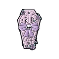 Gothic Emaille-Pin Sarg in Lila mit Totenkopf, Schleife und RIP-Aufschrift - Lavendel Schleife Sarg Stil (QHXZ4833)