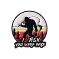 Spilla smaltata con Bigfoot che pesca e scritta I Fish You Were Here su sfondo tramonto - Bigfoot che Pesca (QHXZ4830)