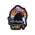 Niedliche Halloween Emaille-Anstecknadel mit schwarzer Katze, Hexenhut und 'WHAT?' Text - Halloween Zauberkatze WHAT Stil (QHXZ4927)