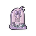 Gothischer Grabstein Emaille-Anstecker mit Dead Cute Text und lila Schleife - Grabstein Stil (QHXZ4835)