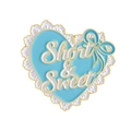 Himmelblaue Herz-Emaille-Brosche mit weißer Spitze und Short & Sweet Gold-Schriftzug - Short & Sweet Blaues Spitzenherz (QHXZ4930)