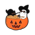 Halloween Emaille-Anstecknadel mit Kürbis, Geist im Hexenhut und schwarzer Katze auf Weiß - Geist Schwarze Katze Kürbissuppe Stil (QHXZ4900)