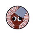 Pin de esmalte redondo con un personaje de dibujos con sombrero de cubo gris y fondo a rayas - Personaje con Cabeza de Cubo Marrón (QHXZ4820)