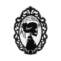 Gotische emaille speld met vrouwelijk schedelsilhouet en een versierde victoriaanse rand - Dames Skelet Silhouet Stijl (QHXZ5009)