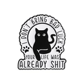 Detail van ronde zwarte kat emaille speld met de I DON'T BRING BAD LUCK tekst - Bad Luck Kat Citaat Stijl (QHXZ4996)