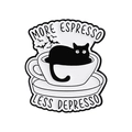 Emaille pin kat in koffiekopje met tekst More Espresso Less Depresso en vleermuizen - Espresso Kat Citaat Stijl (QHXZ4997)