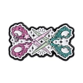 Emaille-Brosche mit gekreuzten Zauberscheren in Pink und Blaugrün mit Sternen - Magische Schere Stil (QHXZ5033)