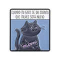 Quadratische Emaille-Brosche mit lustiger schwarzer Katze auf violettem Sofa, weißer Hintergrund - Katze Kratzt Sofa Stil (QHXZ5091)