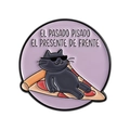 Emaille-Anstecknadel mit schwarzer Katze auf Pizza vor fliederfarbenem Hintergrund - Schwarze Katze Pizza Stil (QHXZ5093)