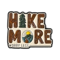 Spilla smaltata outdoor Hike More Worry Less con scena di foresta montana e pino - Stile Pino con Slogan (QHXZ5070)