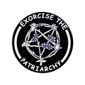 Emaille-Pin Exorcise the Patriarchy mit Sternen und lila Blumen auf schwarzem Metall - Pentagramm-Stil (QHXZ4937)
