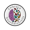 Spilla smaltata con cervello e farfalle e scritta Embrace Neurodiversity su sfondo bianco - Qhxz5183