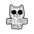 Broche en émail chat blanc rigolo avec lunettes et texte Don't Stress Meowt - Style Chat à Lunettes de Soleil Cool (QHXZ5211)