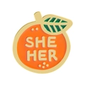 Spilla smaltata arancione con testo SHE HER e dettaglio foglia verde in oro lucido - Stile SHE HER (QHXZ5175)