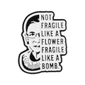Dettaglio della spilla smaltata RBG con citazione Not Fragile Like a Flower Fragile Like a Bomb - Stile Ritratto Citazione RBG (QHXZ5055)