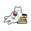 Lustige Emaille-Brosche mit einer weißen Katze, die Wein bei einem Bücherstapel trinkt - An Büchern lehnender Stil (QHXZ5134)