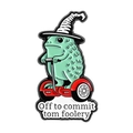 Emaille-Anstecker mit Frosch im Hexenhut auf Roller und Off to commit tom foolery Text - Zaubererfrosch auf Segway (QHXZ5251)