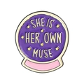 Violetter Kristallkugel-Emaille-Pin mit She is Her Own Muse Spruch und Goldsternen - Muse Göttin Stil (QHXZ5284)