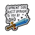 ADHD-zwaard emaille pin met Current Side Quest-tekst en hartjes op witte achtergrond - Cartoon Zwaard Tekst (QHXZ5012)