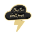 Emaille-Pin mit Wolke und Blitz und dem Spruch this too shall pass auf Goldmetall - Schwarze Wolke Blitz Inspirierend (QHXZ5039)