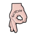 Spilla in smalto rosa con gesto della mano e testo Gotcha con bordi in metallo - Stile Gesto Rosa (QHXZ5162)