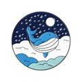 Runde Emaille-Brosche mit Wal-Motiv vor einem Sternenhimmel und Ozeanwellen-Design - Qhxz5278