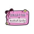 Detail der rosa Emaille-Anstecknadel mit Bookish Girlie Text und floralen Akzenten - Rosa Mädchenhafter Anhänger Stil(QHXZ5274)