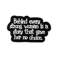 Emaille Brosche mit Motivationsspruch Behind every strong woman is a story auf weißem Grund - Schwarz Inspirierender Slogan Stil (QHXZ5052)