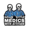 Lustige Emaille-Anstecknadel mit zwei Skeletten in Mediziner-Uniform und Medics With Attitude - Medics With Attitude Doppel-Skelett-Stil (QHXZ5404)