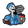 Cartoon Skelett Krankenschwester Emaille Pin mit blauem Kasack und humorvollem Spruch - Living Laughing Leaving AMA Skelett Krankenschwester Stil (QHXZ5406)